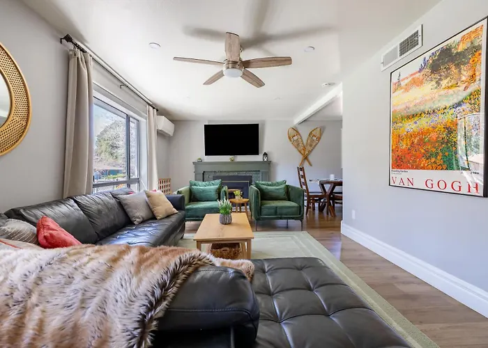 Scenic Mountain Getaway By The Park Holiday home